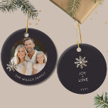 Personlig-familjens fotojulprydnad julgransprydnad keramik<br><div class="desc">Fira julhelgens glädje och tillsammans med vår Personlig-familjs fotojulprydnad. Framsidan visar ett omhuldat familjefoto med en elegant snöflingdesign, medan familjen namn tillför en personlig beröring. På baksidan fångar "Joy Kärlek" familjens hjärtslitande, tillsammans med det minnesvärda datumet. Det här anpassadet är en perfekt helgdag som skapar varaktiga minnen för dina nära...</div>