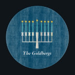 Personlig Family Namn Blue Hanukkah Menorah<br><div class="desc">Fira Hanukkah med en modern twist med hjälp av denna djupa blå design med en stiliserad menorah med glödande gyllene flammor. Familjen namn sitter elegant nedanför i ett förfinat serif-teckensnitt och lägger till en personlig och festlig beröring. Perfekt för att hysa helgdag. Den här utformningen är perfekt för familjer som...</div>