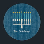 Personlig Family Namn Blue Hanukkah Menorah<br><div class="desc">Fira Hanukkah med en modern twist med hjälp av denna djupa blå design med en stiliserad menorah med glödande gyllene flammor. Familjen namn sitter elegant nedanför i ett förfinat serif-teckensnitt och lägger till en personlig och festlig beröring. Perfekt för att hysa helgdag. Den här utformningen är perfekt för familjer som...</div>