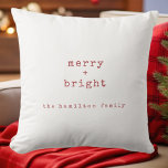 Personlig Family Namn Merry   Bright Jul Kudde<br><div class="desc">Röd och vit merry   klarfärgad personlig christmas dekorativ kudde. I det här helgdag finns en vit bakgrund med en röd jultext. All text kan anpassas och ersättas med valfri text.</div>