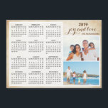 Personlig Family Photo 2019 Magnet Calendar<br><div class="desc">Skapa din egen magnet-fotokalender. Anpassa en 2019-kalender med personliga foton. Det är en söt idé för familjen,  par,  mor- och farföräldrar,  vänner och till och med arbetskamrater inför jul,  nyår eller tillfälle.</div>