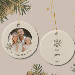 Personlig Family Photo Snowflake Ornament<br><div class="desc">Skapa hjärtslitande minnen den här julhelgen med vår "Personlig Family Photo Snowflake Ornament". Framsidan av denna utsökta ornament visar er familj namn mot en ljusbakgrund, symboliserar enhet och kärlek. Det som gör detta prydnadsämne verkligt speciellt är familjefotot med en champagne guld-snöflake på den lämnat, som fångar upp ditt unika band....</div>