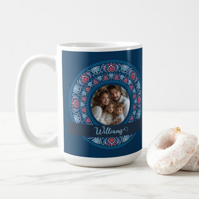 Personlig Family Porträtt Blue Festive Mandala Kaffemugg (Med munk)