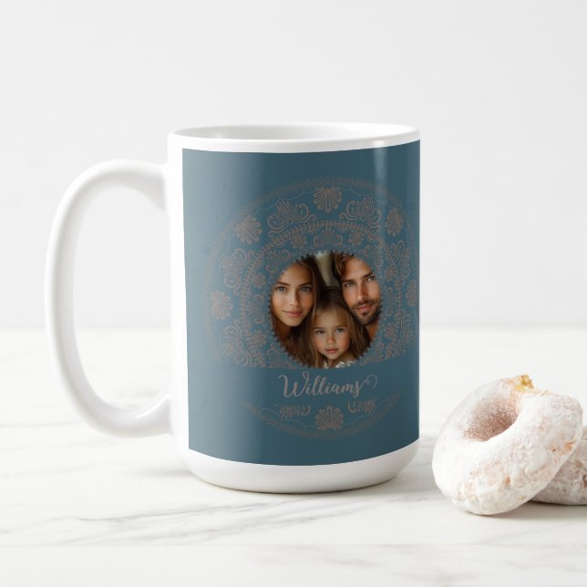 Personlig Family Porträtt Rococo Mandala, Guld Kaffemugg (Med munk)