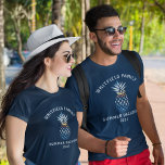 Personlig Family Tropical Vacation Sunset Beach T Shirt<br><div class="desc">En solnedgång och horisontsscenen inuti en ananasform som visar en lugn hav. Perfekt för sommarsemester i familjen, bröllop, duschar och firande! Matchande objekt i den här samlingen. Lägg till ditt namn eller namn om gästen genom att klicka på knappen "Anpassa" ovan. Lägg till de enskilda familjemedlemmarna eller bara familjen namn...</div>