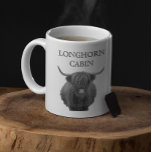 Personlig Farmhouse Cabin Lodge Highland Cow Kaffemugg<br><div class="desc">Den här designen kan vara personlig i det område som tillhandahålls genom att ändra fotot och/eller text. Du kan också anpassa den genom att klicka på Anpassa den här mallen och sedan välja klicka för att anpassa ytterligare alternativ och ta bort eller ändra färg i bakgrunden, lägga till text, ändra...</div>