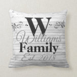 Personlig Faux Wood Family Monogram Kudde<br><div class="desc">Vackert, unikt personlig faux rustic white wood med svart och grått monogrammed canvas med familjen initial, namn och datum i ett skript och maskulinteckning som täcker över en tryckt lätt träeffekt med två vackra snurrar bredvid den ursprungliga. Anpassa det här objektet genom att lägga till din egen familj namn och...</div>