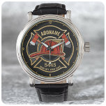 Personlig Firefighter Fireman Fire Department Armbandsur<br><div class="desc">Brandmansbrandkårens brandavdelning i NAMN - Emblem med Red Helmet och Ax. Anpassa med ditt namn,  Station/avståndsnummer och plats.</div>