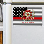 Personlig Firefighter Magnet<br><div class="desc">Roligtens brandmäns personlig-kylskåp. Maltesisk kor med er brandavdelning i namn,  er rank och namn över den klassiska rödlina brandkämparens flagga.</div>