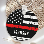 Personlig Firefighter Thin Red Line Nyckelring<br><div class="desc">Personlig Thin Red Line Keychain - American flagga in Firefighter Flagga färg, distalkt design . Anpassa med brandman namn eller avdelning. Den här personligens nyckelkedja för brandbekämpning är perfekt för brandkårerna eller som minnesmärke. COPYRIGHT © 2020 Judy Burrows, Black Hund Art - Med alla Höger reserverade. Personlig Firefighter Thin Red...</div>