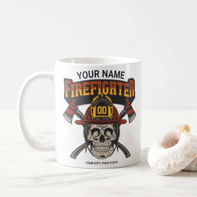 Personlig Fireman Skull Helmet Ax Firefighter Kaffemugg (Med munk)