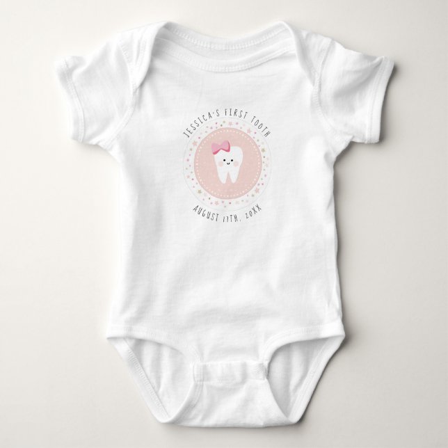Personlig First Tooth Girl Milestones Outfit. T Shirt (Framsida)