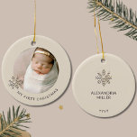 Personlig Flicka Första julprydnaden Julgransprydnad Keramik<br><div class="desc">Hämta magin i din flicka första jul med vår "Personlig Flicka Första julprydnad". Framsidan av denna utsökta prydnadssten har ett värdefullt foto av din lilla, framtagen av en graciös champagne guld-snöflake på den lämnat, med anpassade text nedan för att markera tillfälle. Ljuset gräns ger en charmerande beröring till designen. Vänd...</div>