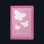 Personlig flickas plånbok med söta fjärilar<br><div class="desc">Personlig rosa barn plånbok med söta fjärilar. Cute Birthday eller julklapp för små flickor. Anpassa med namn eller brev i monogrammet. Gör en till ditt barnbarn,  dotter,  barndotter osv. Girly animal silhouette design.</div>