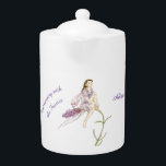 Personlig Flower Fairy Tekanna<br><div class="desc">Söt Flower Fairy Tea Pot-Personalize för en speciell gåva från extra. En sagas ursprungliga teckning på en lavendel är av fae artist och författare Elizabeth Andrews.</div>