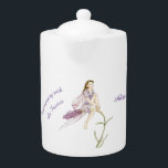 Personlig Flower Fairy Tekanna<br><div class="desc">Söt Flower Fairy Tea Pot-Personalize för en speciell gåva från extra. En sagas ursprungliga teckning på en lavendel är av fae artist och författare Elizabeth Andrews.</div>