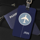 Personlig Flygplansresa med blå flygplan Bagagebricka<br><div class="desc">En elegant med bildobjekt på ett vitt flygplan i en cirkel, på marinblå (anpassningsbar färg) personlig med initialer... för att identifiera dina tillhörigheter. Ett bagagemärke med namn är viktigt av flera praktiska skäl vid resor. För det första är det ett snabbt och enkelt sätt att identifiera ditt bagage i havet...</div>