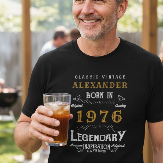 Personlig födelsedag 1976 Lägg till ditt namn. T Shirt (1976 black and gold personalized t-shirt)