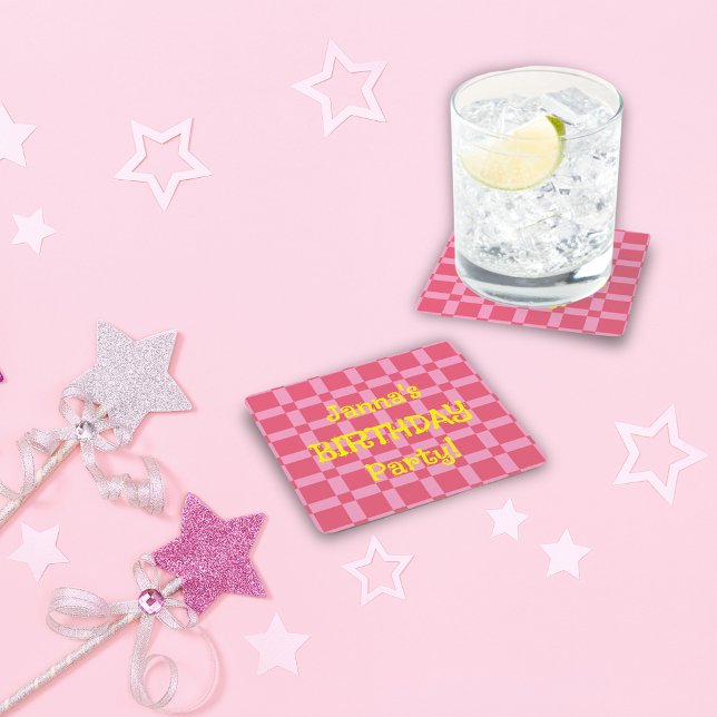 Personlig Födelsedagsfest Rosa Kontrollerad Mönste Underlägg Papper Kvadrat (Personalized Birthday Party Pink Checkered Pattern Square Paper Coaster)