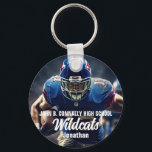 Personlig Football Player Photo High School Nyckelring<br><div class="desc">Den här coolan har skräddarsytt fotbolls-spelarens fotbolls-fotbolls-fotbolls-spelarkedja med vit typografi av ditt team och namn. Anpassa med mascot-typen och ett foto med andra idrottsmannen på baksidan.</div>