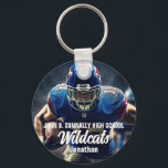 Personlig Football Player Photo High School Nyckelring<br><div class="desc">Den här coolan har skräddarsytt fotbolls-spelarens fotbolls-fotbolls-fotbolls-spelarkedja med vit typografi av ditt team och namn. Anpassa med mascot-typen och ett foto med andra idrottsmannen på baksidan.</div>