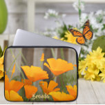 Personlig för Bright Colorful California Poppies Laptop Fodral<br><div class="desc">Stil din bärbara dator med detta vackra laptop sleeve med ett skarpt, fetstilt blommönster av kaliforniska poppies. Lägg till din anpassningsbar till grund kant för att anpassa laptop sleeve. Du kan lägga till namn, initialer eller annan information som du vill inkludera. Den här färgstarka kaliforniska poppies laptop sleeve är en...</div>