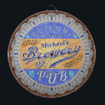 Personlig för bryggeripub Beer Flaska Cap Darttavla<br><div class="desc">Den här utformningen för ditt bryggeri och din pub-dekoration får se ut som ett lock av flaska. Det står: "Välkommen till [ditt namn] Brewery & Pub." Texten och designen har ett nedtryckt, fastspänt utseende som gör att bilden av sockeln i flaska visas något antik. Utformningen har ett skutt- och korntema...</div>