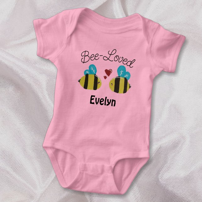 Personlig för Cute Bee Loved T Shirt (Makes an excellent baby shower gift!)
