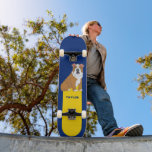 Personlig för engelska Bulldog Graphic<br><div class="desc">Hundälskarnas skateboard visar en engelsk bulldog som ställs in mot royalets blå och ljusa gult och är redo för att vara personlig med namn eller annan text i royalets blå text.</div>