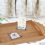 Personlig för familjekabin Rustic Wood Decor Underlägg Papper Kvadrat<br><div class="desc">Förbättra din hytte- eller heminäljare med dessa anpassningsbar, rustiska underlägg, designade för att fira själva kärnan i din familjs älskade reträtt. Med en fantastisk träskinspirerad utformning visar varje underlägg en vackert illustrerad hytt som fångar värmen och bekvämligheten hos din familjs bortkomst. Anpassa dessa underlägg genom att lägga till familjens namn...</div>