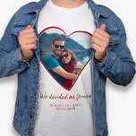 personlig för förlovning av fotohjärta i par t shirt<br><div class="desc">Tvätta ett par anpassningsbars hjärtformfoto "vi beslöt för evigt" text,  namn och datum för meddelande om vit t-shirt-förlovning.        Personlig med bild och text!          Det kan vara en söt keepsaksgåva för att fira din förlovning eller din första Alla hjärtans dag som nygifta.</div>