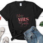 Personlig för framtiden, fru Anpassad Bride att bl T Shirt<br><div class="desc">Få redo att ha den brid som ska tittar och fantastisk snyggt i vår anpassade Personlig Tshirt for Bride Fiance! Den här skjortan har orden "Framtidens fru" följt av bridens eget namn, skapar den perfekten för hennes bachelorette-parti, möhippa, förlovningsfest eller till och med bröllopsdagen. Fira de annalkande nuptialerna i stil...</div>