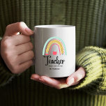 Personlig för Kärlek Inspire Rainbow för lärare Te Kaffemugg<br><div class="desc">Lärare Teach Kärlek Inspire Rainbow Personlig Coffee Mugg - Custom Name Teacher Appreciation Gift Celebrate undervisningscentrum med detta Teach Kärlek Inspire-regnbåge mugg - en personlig perfekt för din favoritlärare! Med modern typografi med en färgstark regnbågsdesign kan mugg anpassas efter din lärares namn, skapar det som en tankfull keepaus för alla...</div>