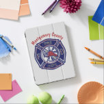 Personlig för Logotyp av Blue Firefighter-märke iPad Pro Skydd<br><div class="desc">Blue Fire Department-bricka stil-logotyp med röd centerhjälm och anpassade i rött avslappnad-typsnitt på lätt grått-bakgrund</div>