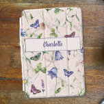 Personlig för Rosa av fjäril Blommönster iPad Mini Skydd<br><div class="desc">En blommigt med söt vattenfärger som är utformad för vilda blommor och fjärilar i skuggor av lila,  rosa och annat,  på mjuk rosa,  personlig med ditt namn.</div>