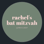 Personlig för  Rosa av Grönt med fetstil Runt Klistermärke<br><div class="desc">Lägg till en snyggt och personlig till firande med de Bat mitzvah Sage Grönt-fästena, perfekt för att markera den här speciella milstolpen. Dessa klistermärken har en modern bakgrund för grönten med elegantens typografi för rosa och är både chic och mångsidiga. Perfekt för party favors, kuvertförseglingar eller dekorationer, de skapar ett...</div>