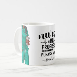 Personlig för sjuksköterska under arbete kaffemugg