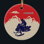 Personlig för sobelmobiler Snowmobile Graphic Julgransprydnad Keramik<br><div class="desc">Skapa en personlig för din favoritsnöskopplare. Julgran har en vintage stil illustration av en snömobil och en marin blå floder mot en bakgrund av krämberg eller berg av elfenbensbergarter mot röd bakgrund. Det är redo att vara personlig med namn i kräm och blått färgad.</div>