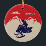 Personlig för sobelmobiler Snowmobile Graphic Julgransprydnad Keramik<br><div class="desc">Skapa en personlig för din favoritsnöskopplare. Julgran har en vintage stil illustration av en snömobil och en marin blå floder mot en bakgrund av krämberg eller berg av elfenbensbergarter mot röd bakgrund. Det är redo att vara personlig med namn i kräm och blått färgad.</div>