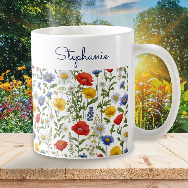 Personlig för Söt Blommigt av färgämnen för Wildbl Kaffemugg (A pretty mug with colorful summer wildflowers pattern, personalized with a name in script typography)