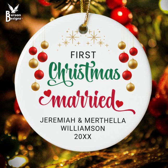 Personlig FÖRST CHRISTMAS MARRIED Julgransprydnad Keramik (Festive FIRST CHRISTMAS MARRIED ornament with custom names and year. Ideal first gift for newlyweds.)