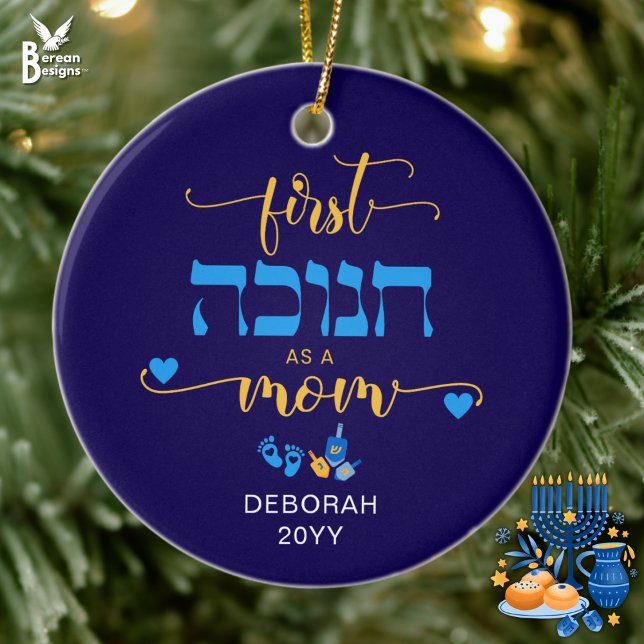 Personlig FÖRST HANUKKAH AS A MAMMA Julgransprydnad Keramik (FIRST HANUKKAH AS A MOM blue personalized new mom gift ornament w/ customizable name and year)