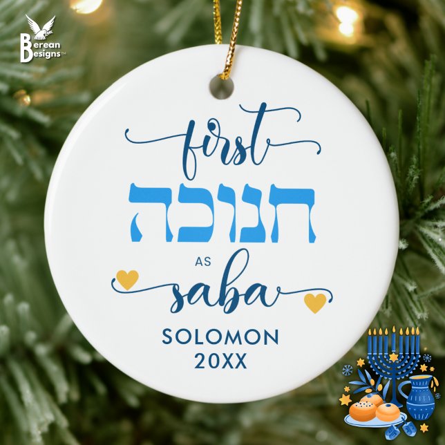 Personlig FÖRSTA HANUKKA SOM FARFAR SABA Julgransprydnad Keramik (Personalized FIRST HANUKKAH AS SABA ornament for new grandparents.)
