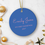 Personlig Första jul Baby Photo Namn Blue Julgransprydnad Keramik<br><div class="desc">Fira din baby i julas med den här charmerande personligen keramisk prydnad. Namn har en mjuk blå bakgrund med söt skript till rosan, medan den andra sidan visar ett omhuldat foto. Denna beundransvärda prydnad är en viktig perfekt för att hedra minnet av denna speciella milstolpe och tillför helgdag dekanter en...</div>