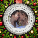 Personlig Första jul Mrs. & Mrs. Photo Julgransprydnad Metall<br><div class="desc">Anpassa det här namnet med favoritfoto från bröllopsdagen för att hålla kvar på träd</div>