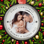Personlig Första jul som föräldrafoto Julgransprydnad Metall<br><div class="desc">Anpassa detta prydnadsämne med ett favoritfoto till ge till de nya föräldrarna som en keepsaké att hänga på deras träd.</div>