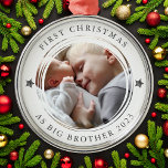 Personlig Första jul som storebror Foto Julgransprydnad Metall<br><div class="desc">Anpassa den här prydnaden med ett foto av din baby och deras storebror för att göra en vacker keepy att hänga på träd.</div>