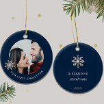 Personlig Första julen Ornament<br><div class="desc">Fira en speciell milstolpe med den här Personligen Första julprydnaden. Skölj din första helgdag tillsammans som ett par med den här utsökta prydnadsföreställningen som innehåller ett anpassade foto med en delikat snöflake på en rik marin blå bakgrund. Den främsta visningen är elegant "Vår första jul" i de nedre tredjedelarna, och...</div>