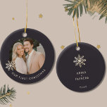 Personlig Första julen Ornament<br><div class="desc">Fira en speciell milstolpe med den här Personligen Första julprydnaden. Skölj din första helgdag tillsammans som ett par med den här utsökta prydnadsföreställningen som innehåller ett anpassade foto med en delikat champagne guld snowflake på rikens mörk bakgrund. Den främsta visningen är elegant "Vår första jul" i de nedre tredjedelarna, och...</div>