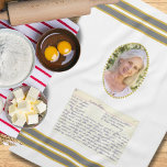 Personlig Foto Mermorial Recipe Keepsak Kökshandduk<br><div class="desc">Den här kökshandduken har ett ovalbart utrymme för elegant för att lägga till ett foto och en receptbild med rand på vardera änden. Perfekten är ett sätt att memorera ett omhuldat recept och hedra en älskad.</div>